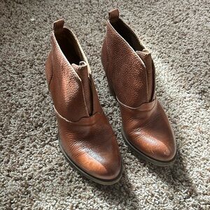 Lucky Brand Ehllen Slip on Heeled Leather Ankle Boot Cambel Brown Women's sz 7